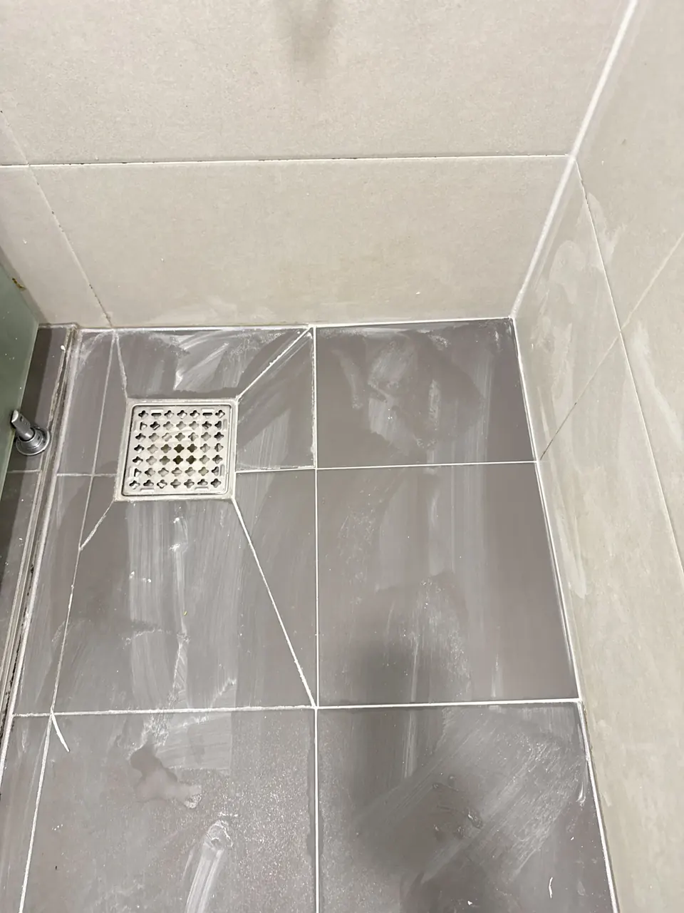균열 부위가 정리된 욕실 바닥 시공 후 모습