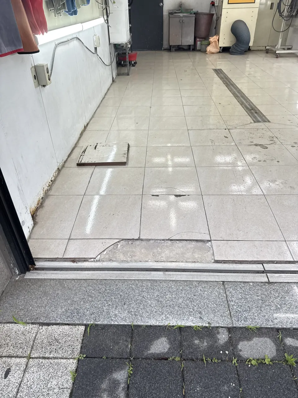출입구 앞 바닥 타일이 들떠 있는 시공 전 모습