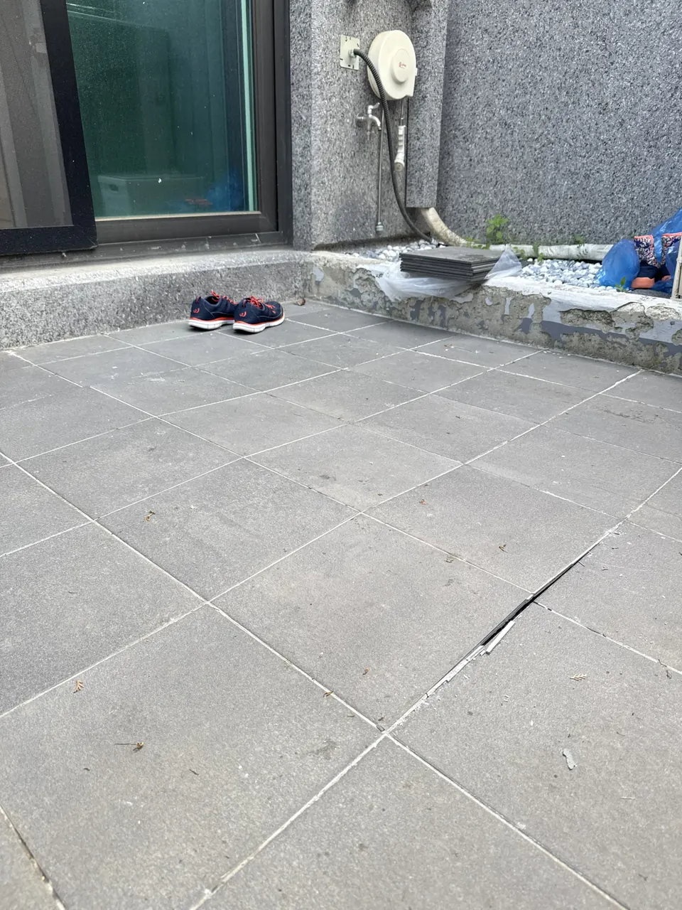 테라스 바닥 타일 이음매가 위로 들떠 틈이 벌어진 시공 전 모습